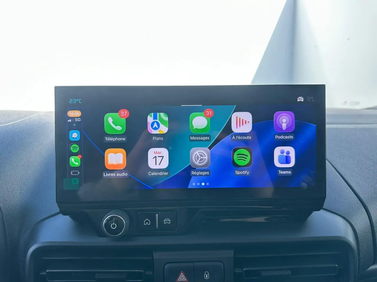 Écran tactile 10 pouces du tableau de bord du Citroën Berlingo blanc Icy, affichant la navigation GPS en mode 3D.