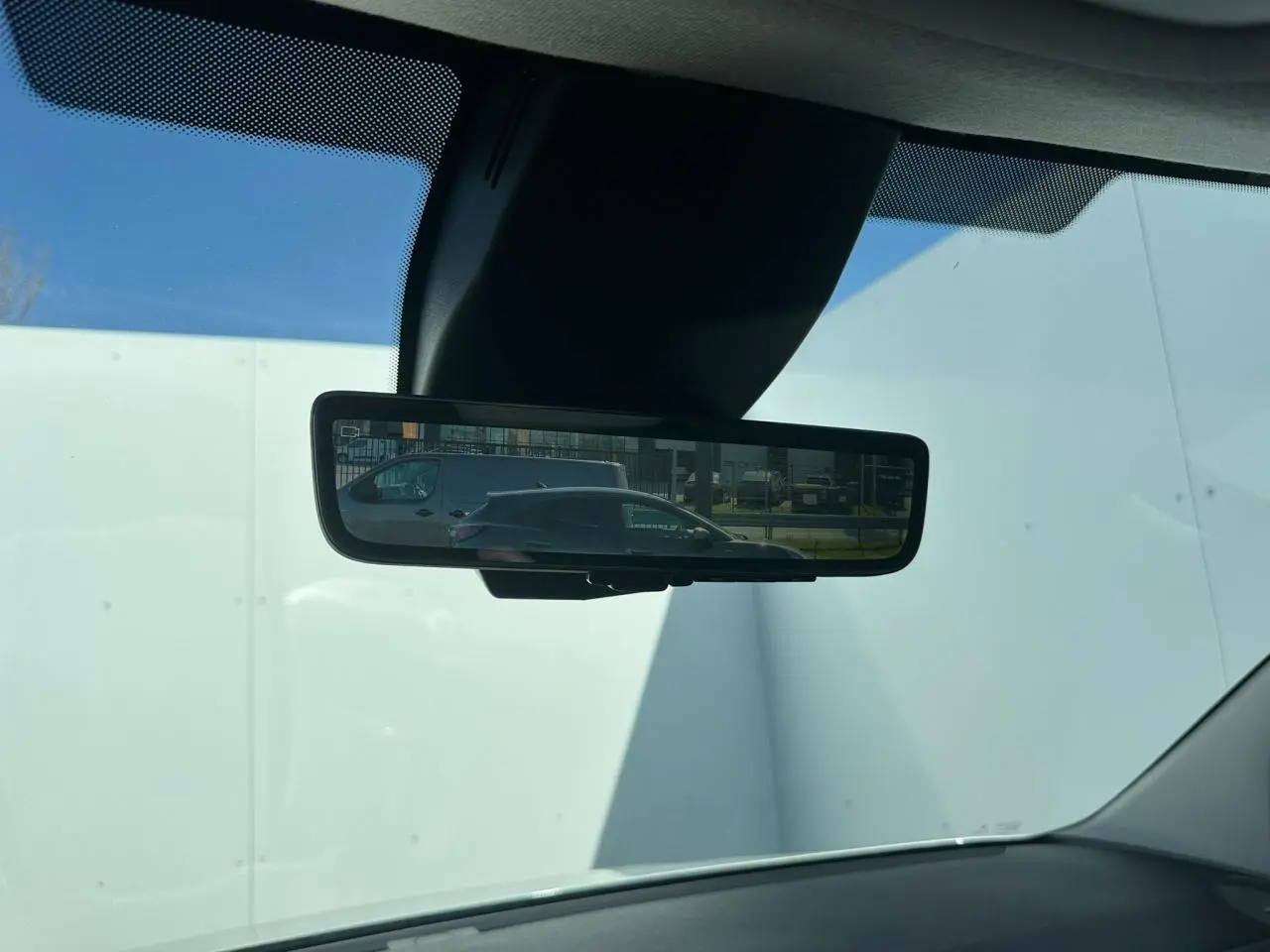 Vue intérieure en gros plan du plafonnier gris clair du Citroën Berlingo III blanc Icy avec commandes intégrées.