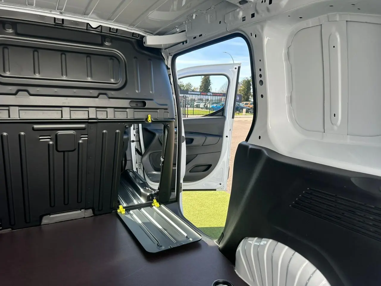 Écran tactile 10 pouces du tableau de bord du Citroën Berlingo blanc, affichant navigation et radios favorites.