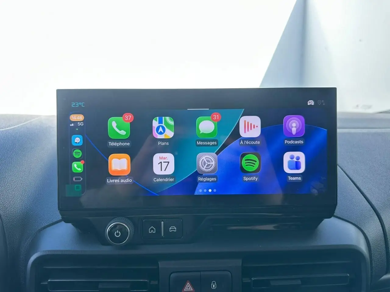 Écran tactile 10 pouces du tableau de bord du Citroën Berlingo blanc, affichant interface smartphone connectée.