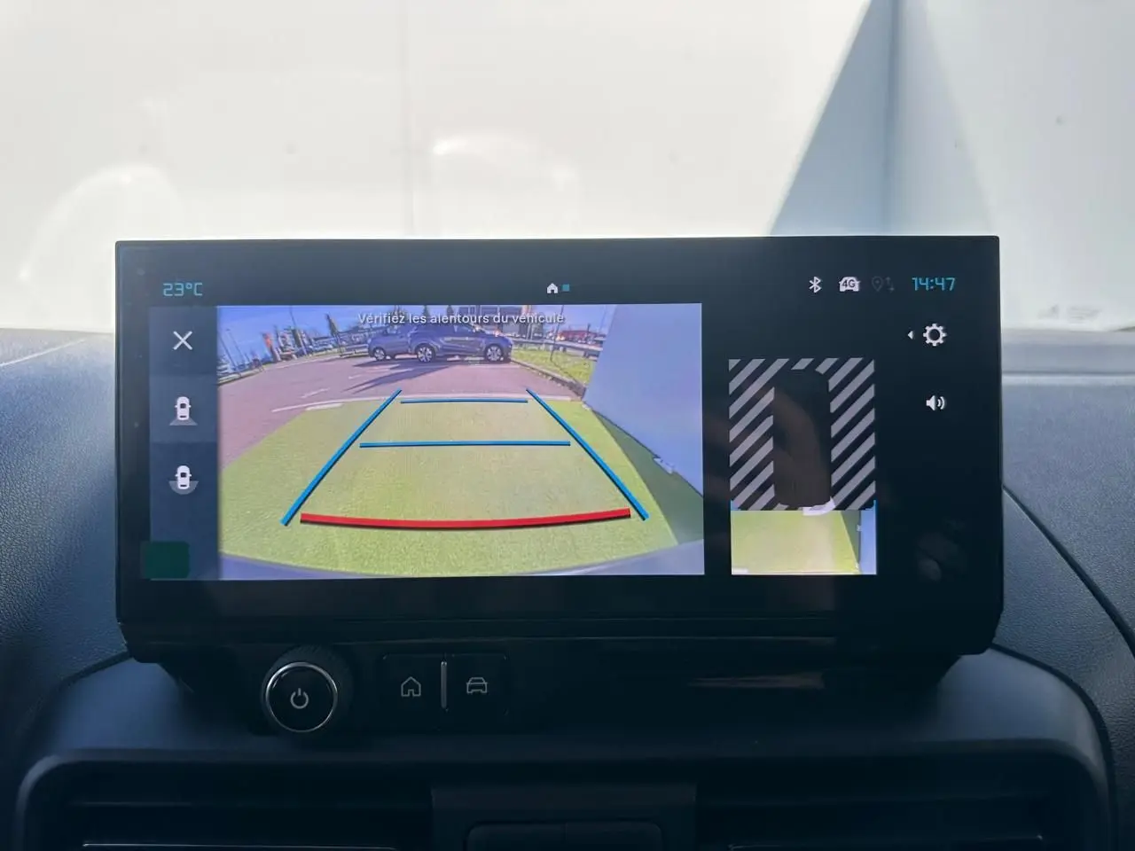 Écran tactile intérieur du Citroën Berlingo blanc montrant la caméra de recul avec guidage de trajectoire.