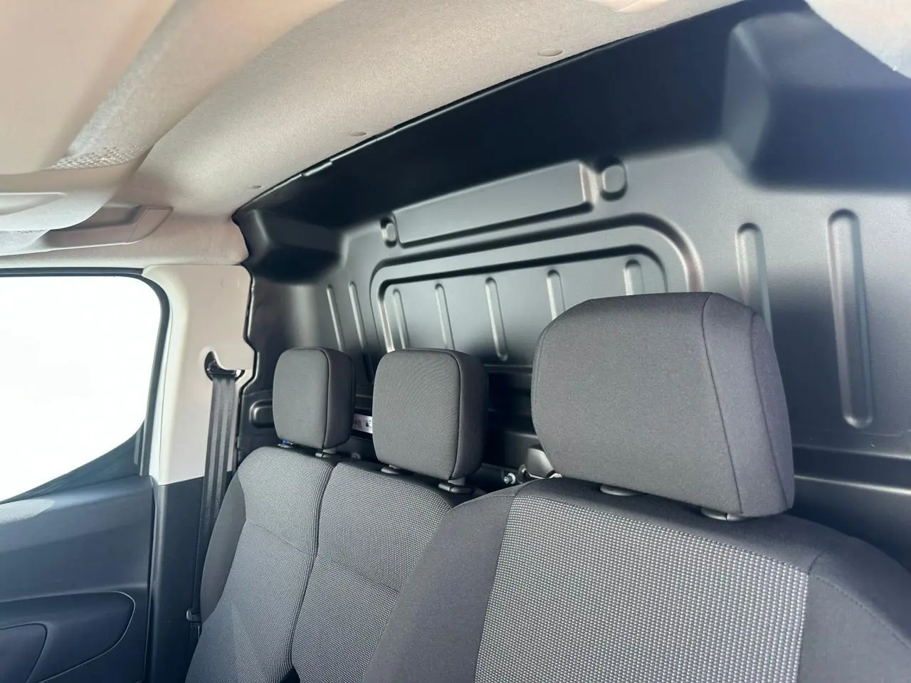 Gros plan sur le feu arrière supérieur et la caméra de recul du Citroën Berlingo blanc icy, vue arrière droite.