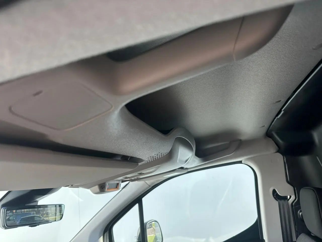 Poignée de porte noire côté droit sur porte blanche Icy d'un Citroën Berlingo III Van Taille M 2026.