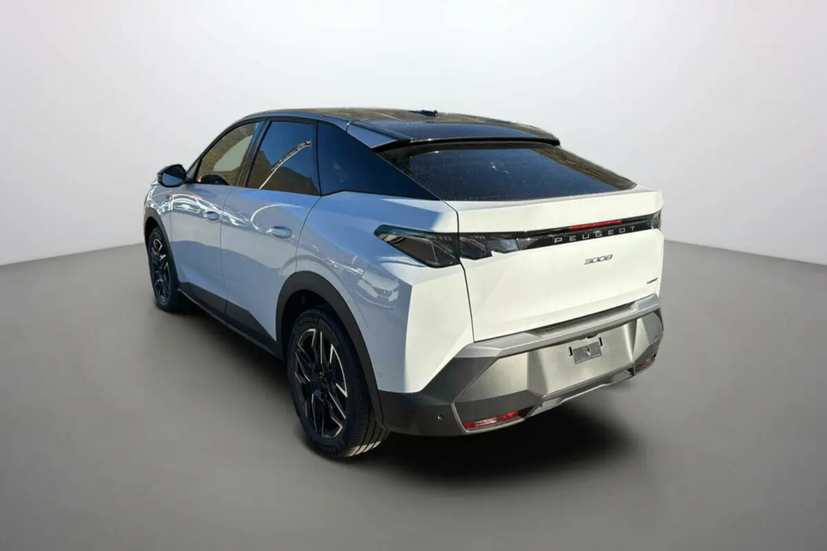Vue 3/4 arrière droite du Peugeot 3008 blanc okénite avec toit noir et jantes alu 19 pouces.