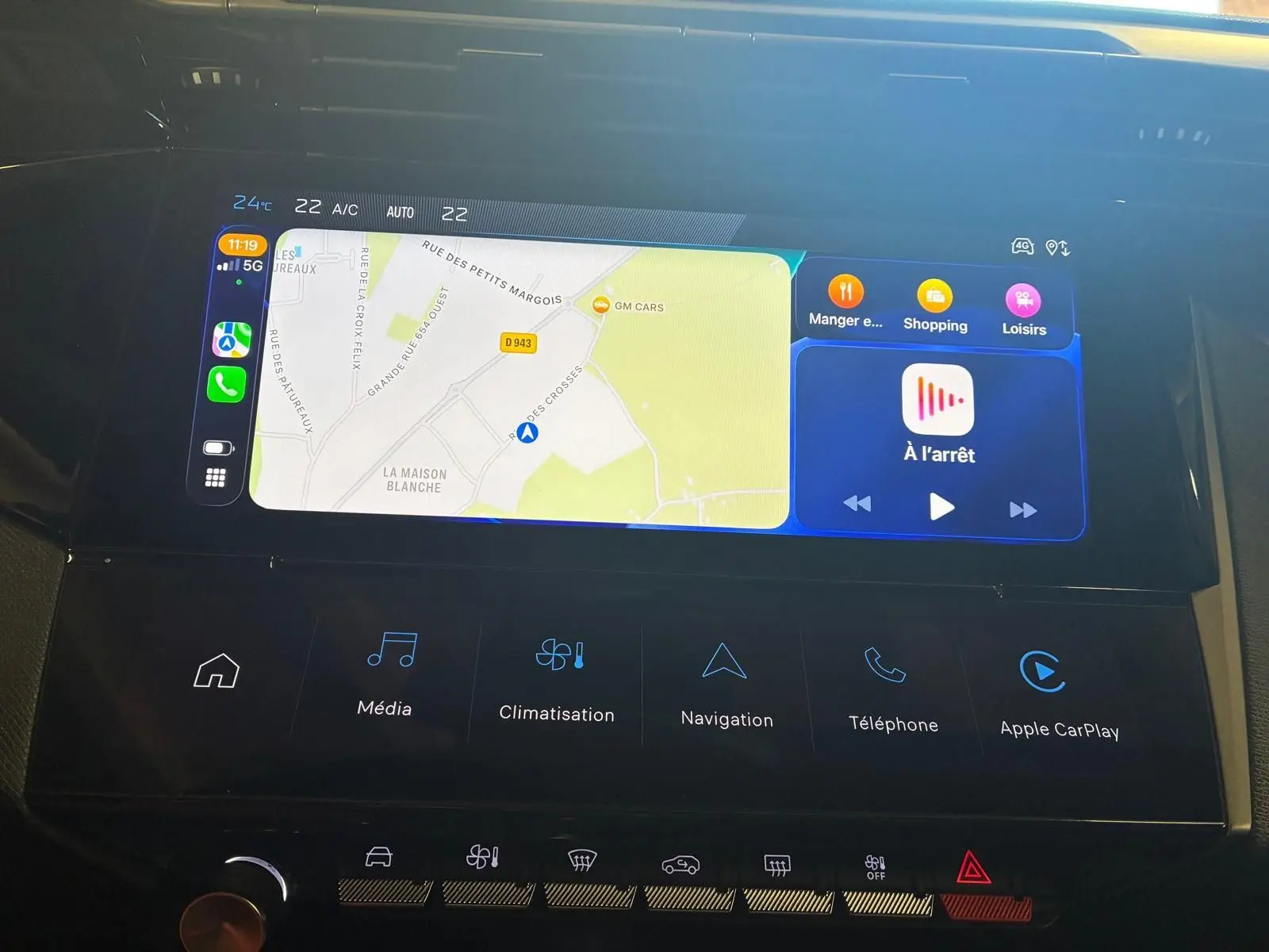 Écran tactile central du tableau de bord de la Peugeot 308 gris, affichant la navigation et Apple CarPlay.