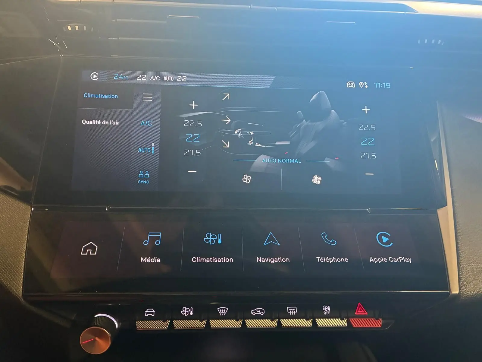 Écran tactile central de la Peugeot 308 gris 2025 montrant les réglages de climatisation et les options multimédia.
