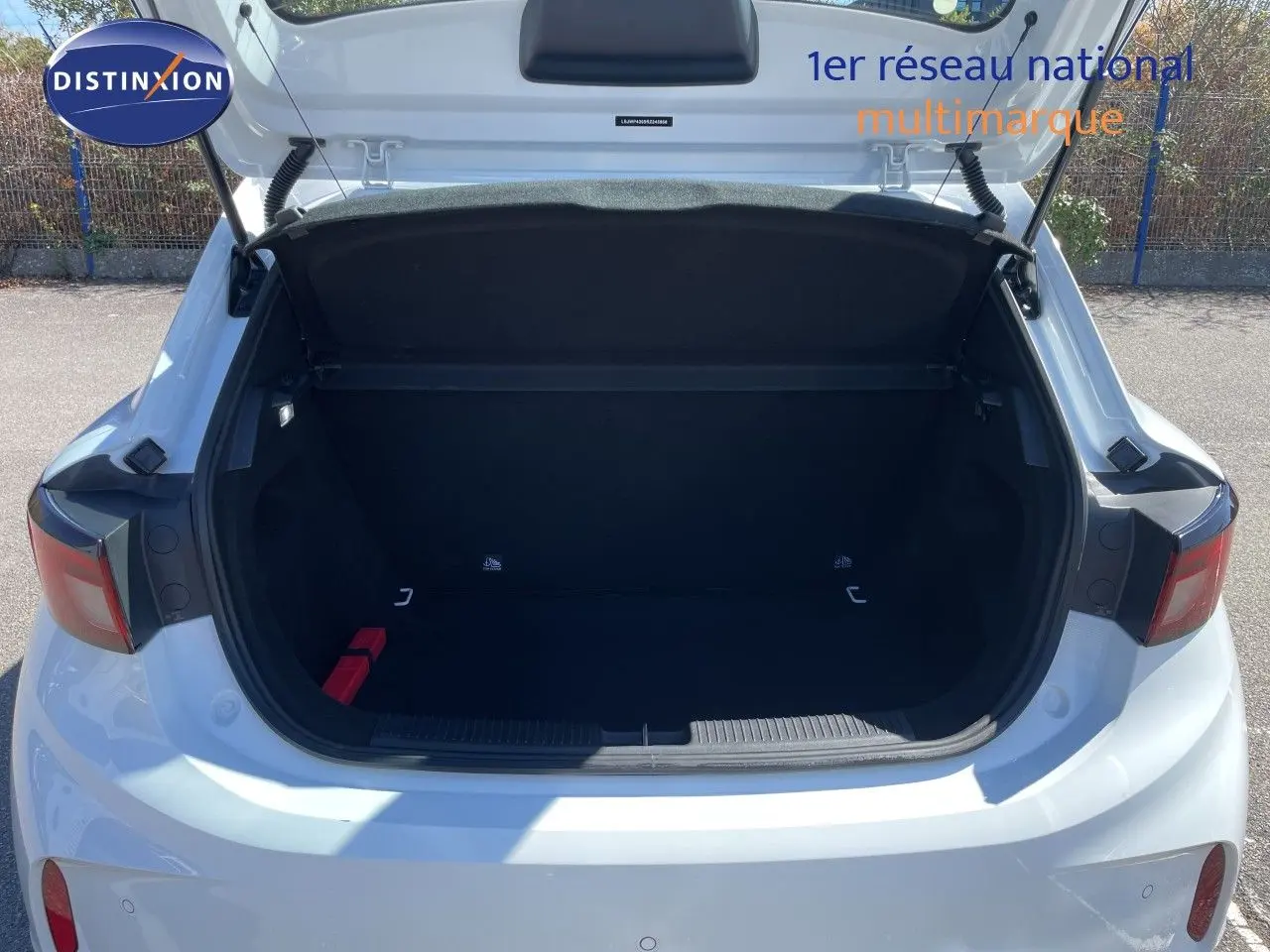Coffre ouvert vu de l'arrière d'une MG3 Dover White 2025, soulignant l'espace de rangement vide et les feux arrière.