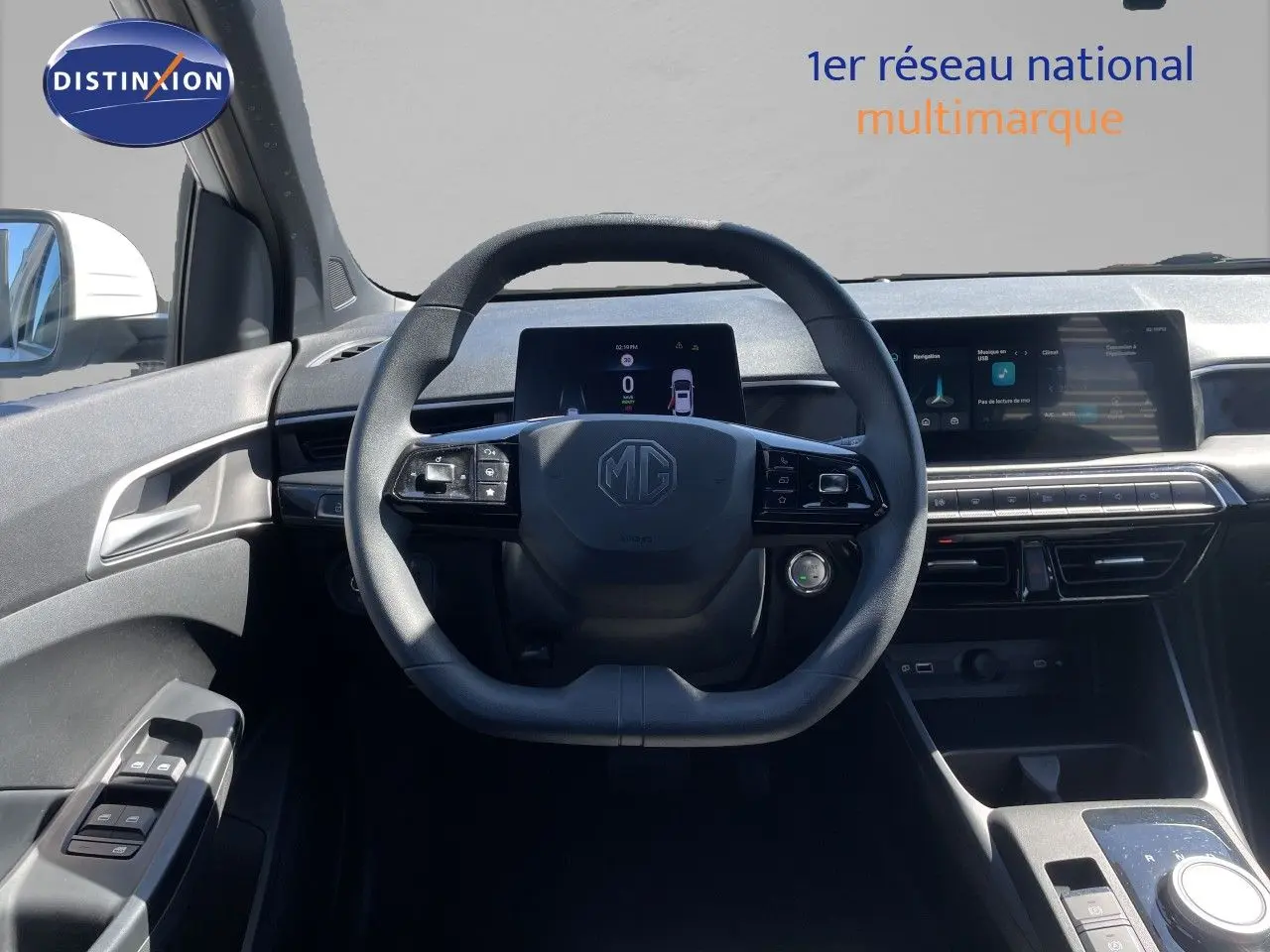 Vue intérieure centrée sur le volant noir du MG3 1.5L Hybrid+ 2025 avec tableau de bord numérique et écran tactile.
