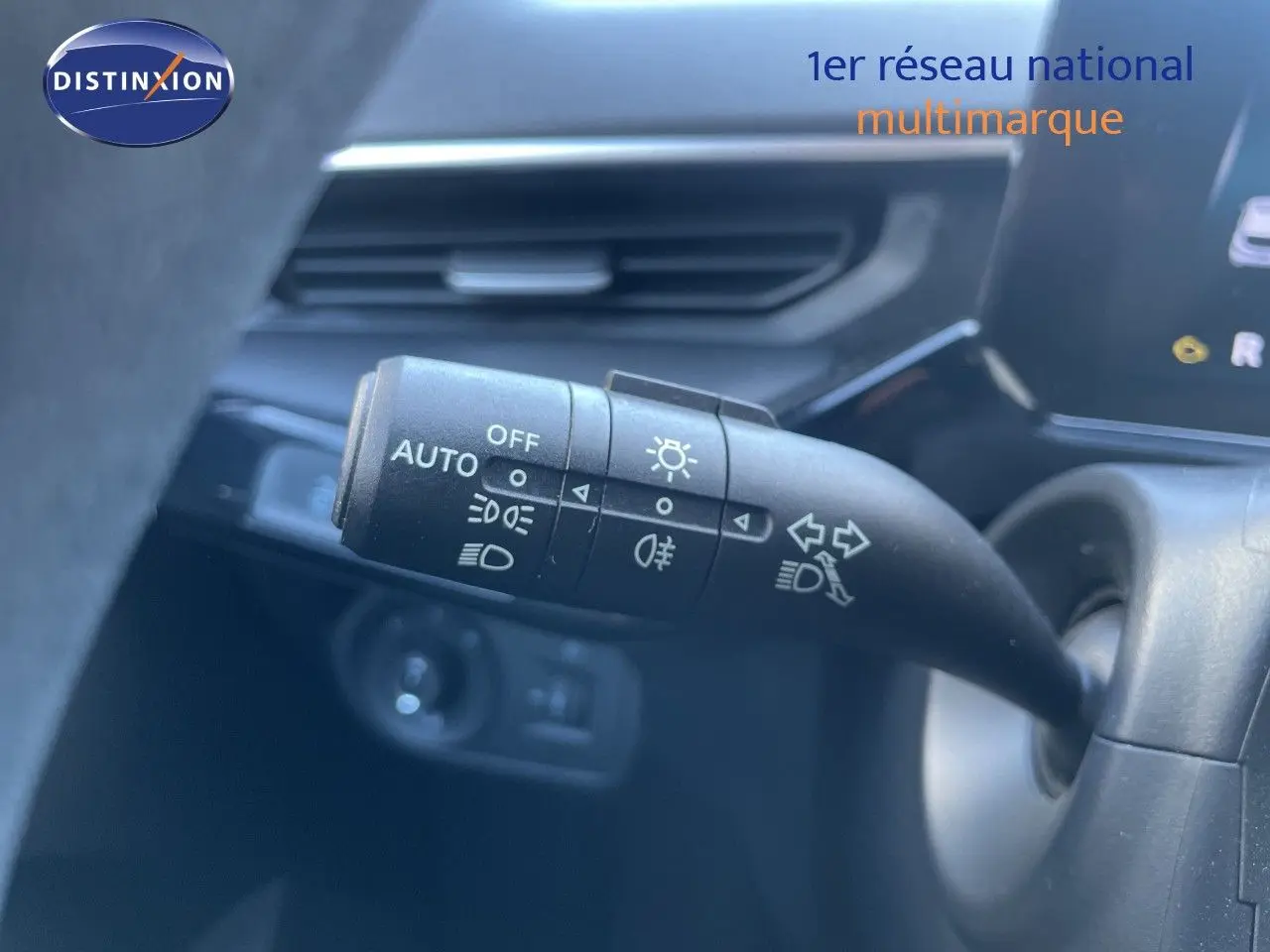 Gros plan sur la commande des feux au volant d’un MG3 Dover White 2025, intérieur noir avec tableau de bord moderne.