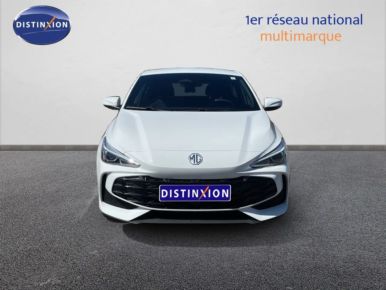 Vue frontale d'une MG3 Dover White 2025 avec calandre noire et phares LED fins, sur fond neutre extérieur.