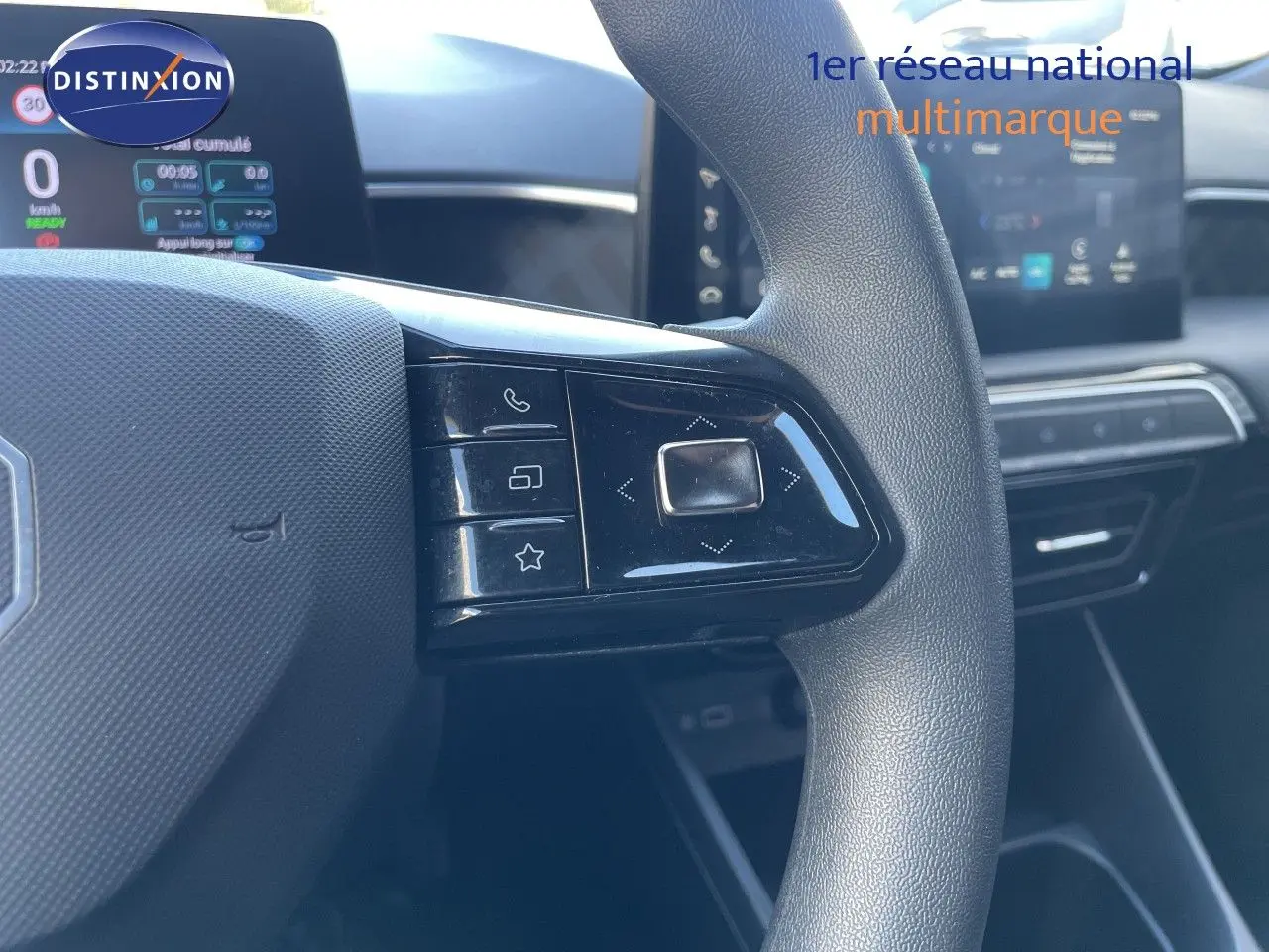 Gros plan sur le volant multifonction noir de la MG3 2025, avec commandes tactiles et tableau de bord numérique en arrière-plan.