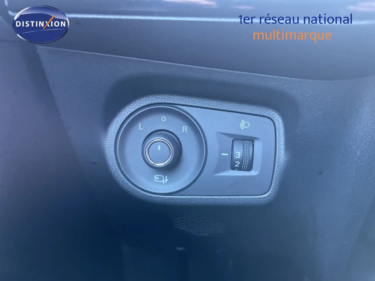 Commande de réglage des rétroviseurs et des phares sur tableau de bord noir d’une MG3 Dover White 2025.