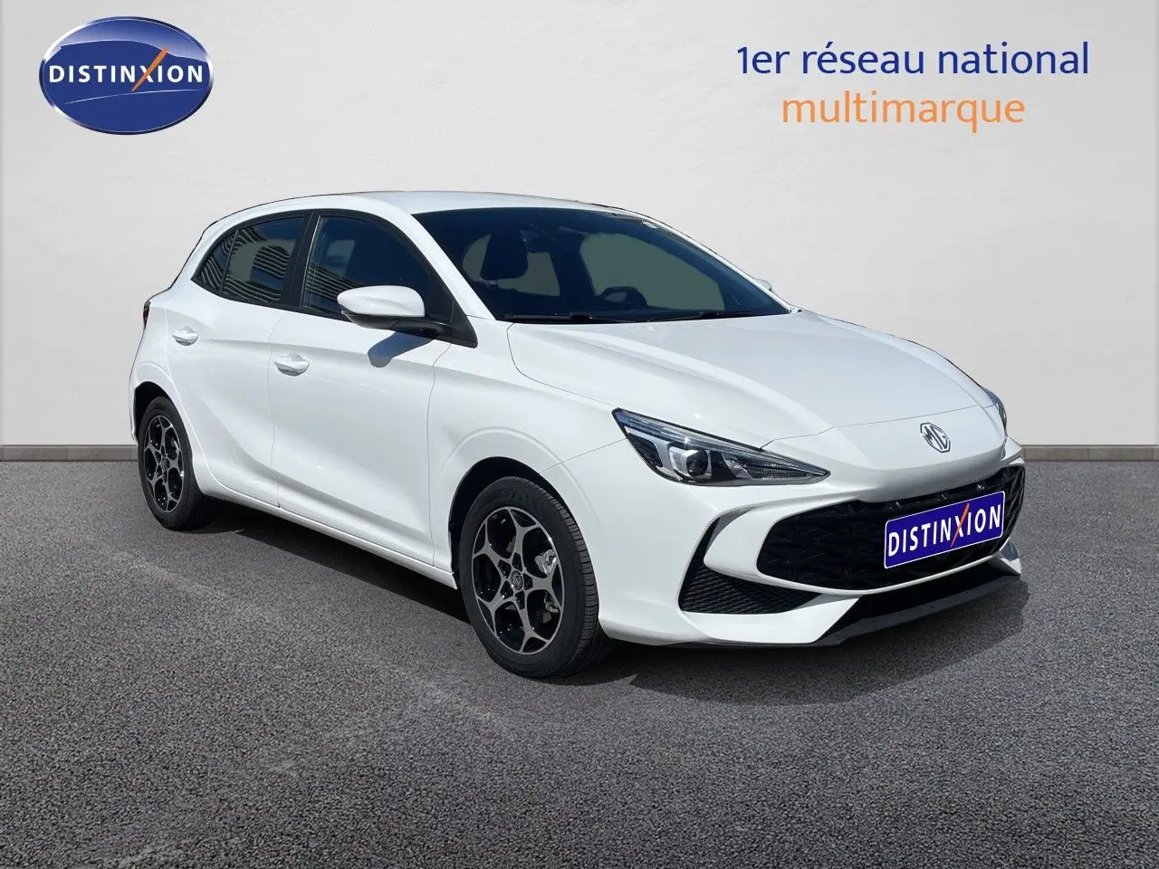 Vue 3/4 avant droite d'une MG3 1.5L HYBRID+ 195CH Comfort blanche Dover avec jantes alliage bicolores.