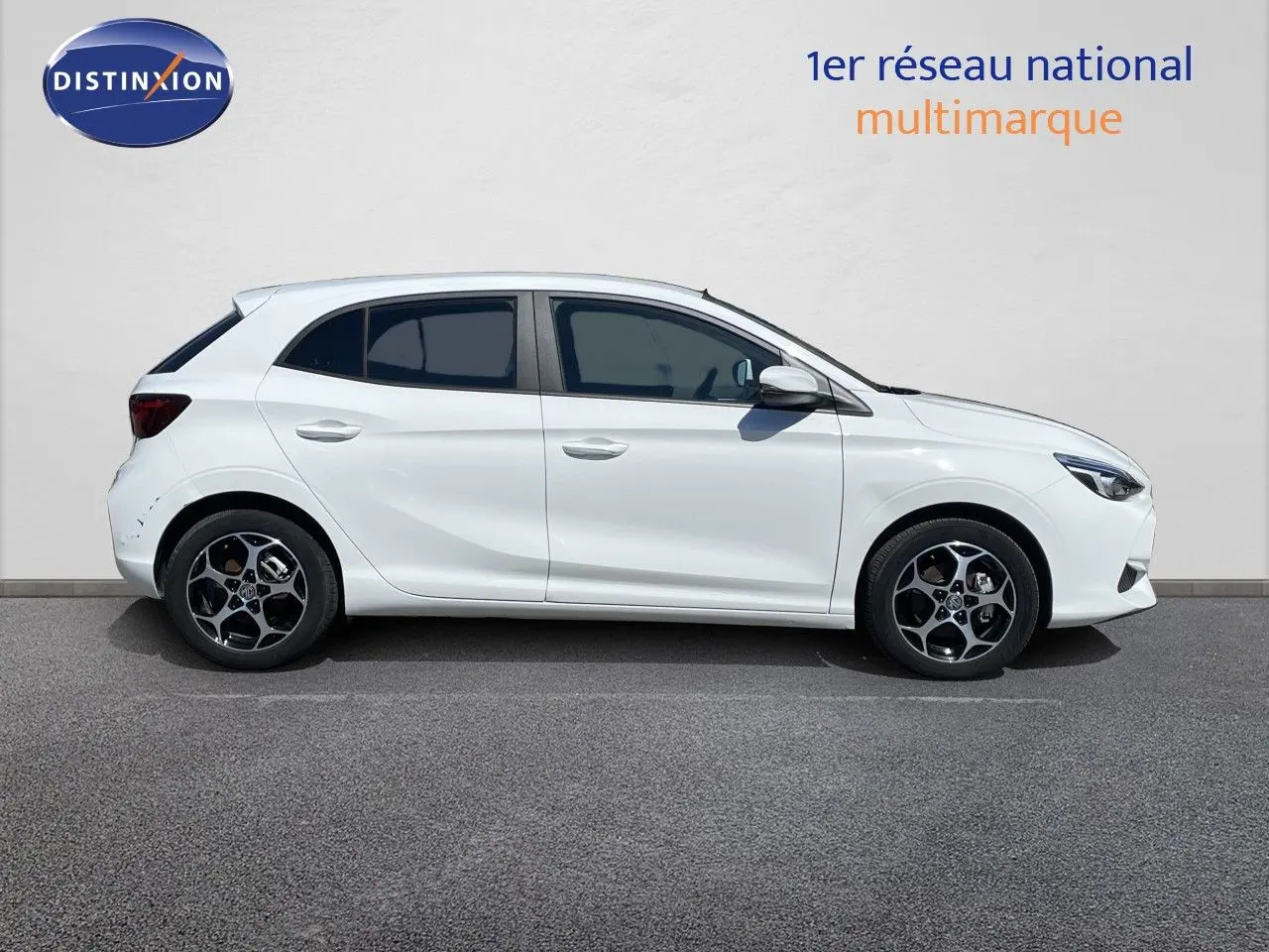 Vue de profil côté gauche d'une MG3 1.5L HYBRID+ 195CH COMFORT blanche Dover, avec jantes alliage bicolores.