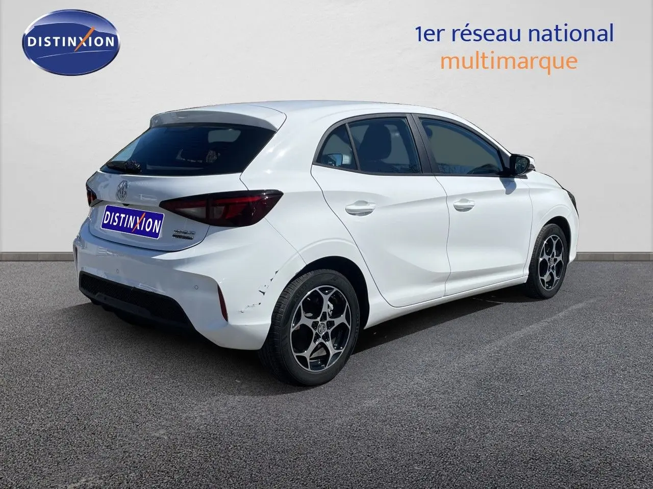 Vue 3/4 arrière droite de la MG3 1.5L Hybrid+ 195ch en blanc Dover avec jantes alliage bicolores et feux arrière foncés.