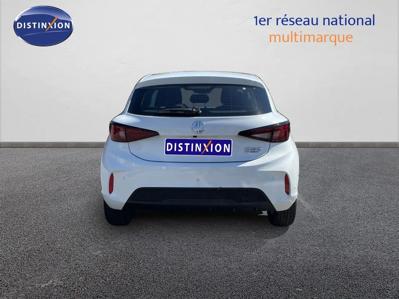 Vue arrière du MG3 Dover White 2025, hybride essence, avec feux arrière foncés et logo MG visible.
