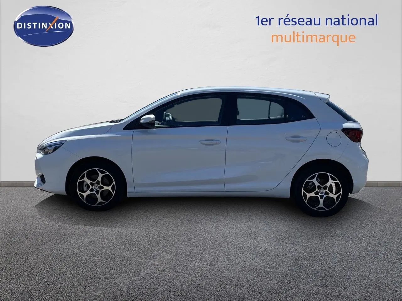 Vue de profil côté gauche d’une MG3 1.5L Hybrid+ 195ch en blanc Dover avec jantes alliage biton et vitres teintées.
