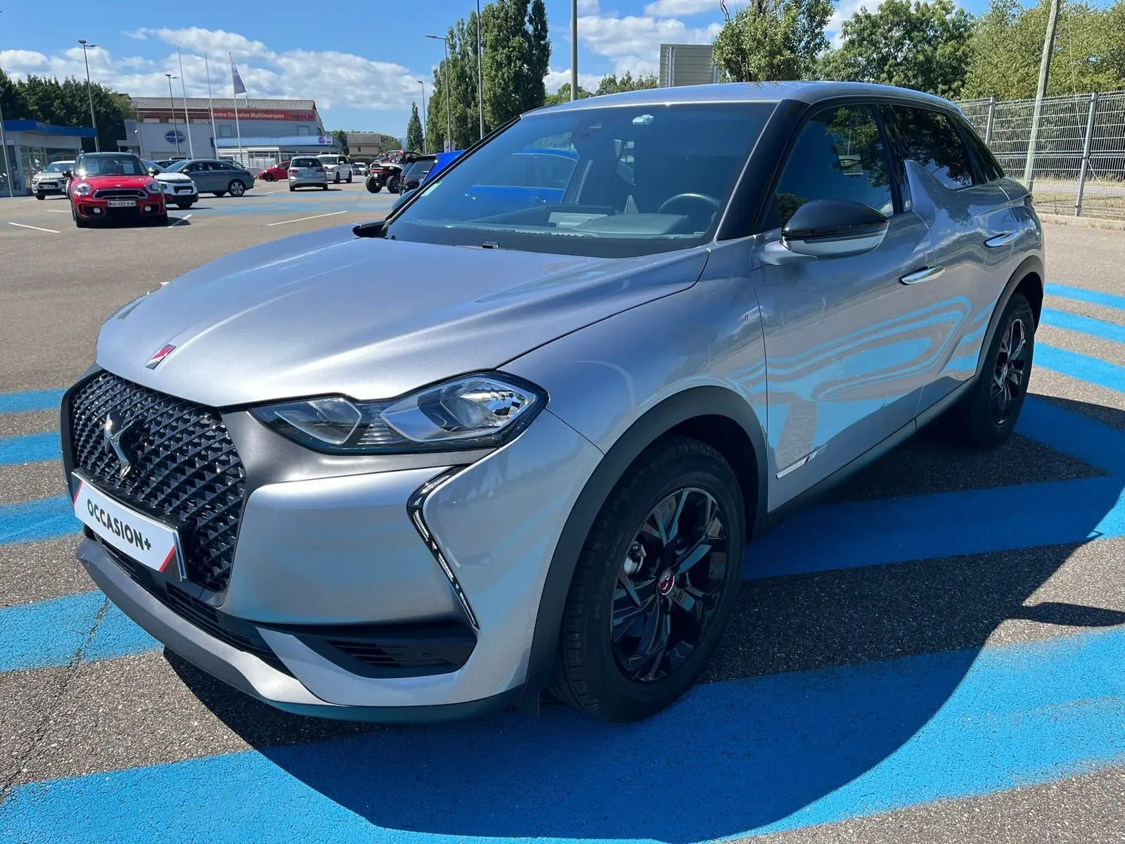 DS3 Crossback Performance Line grise vue 3/4 avant droit, avec calandre distinctive et jantes alliage noires