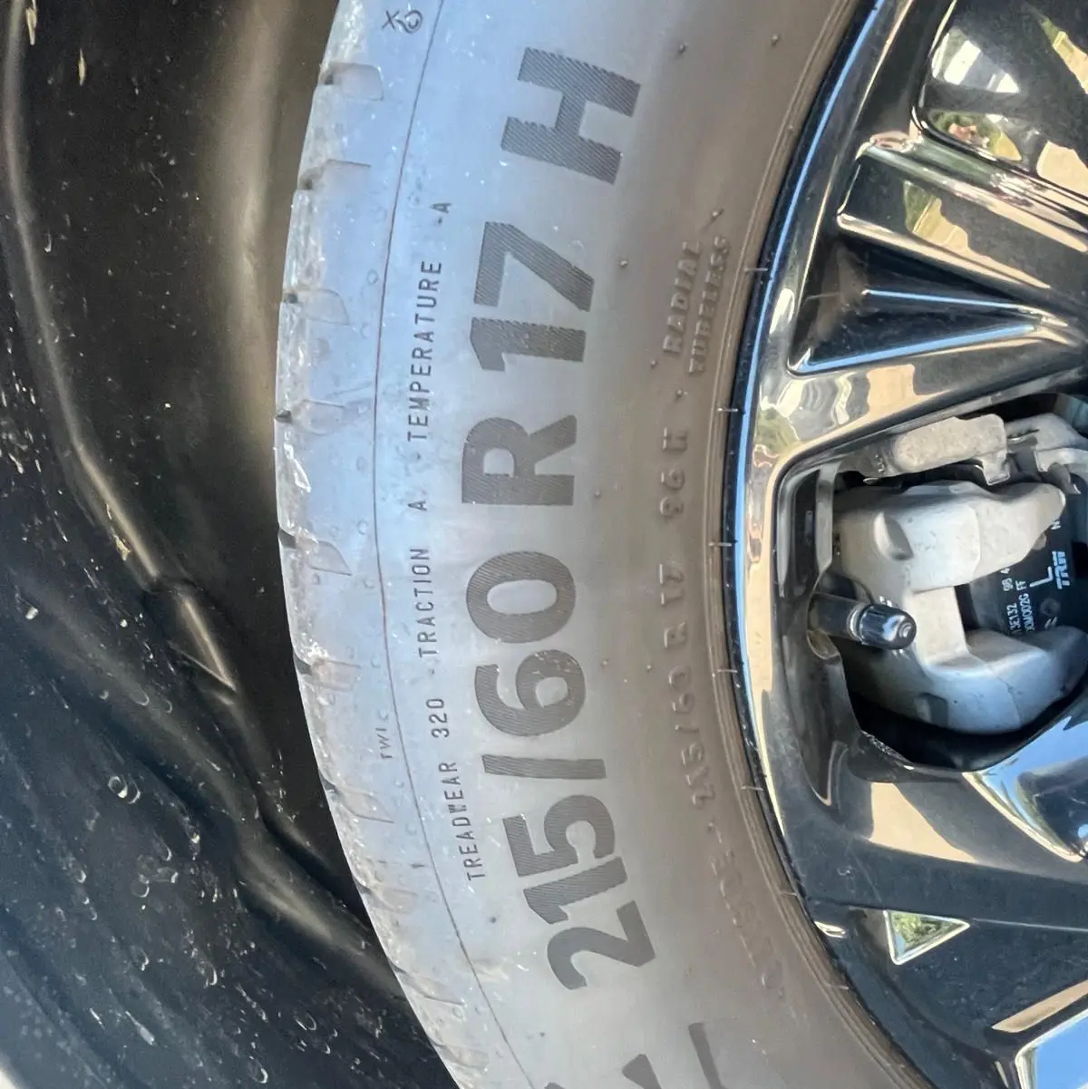 Gros plan sur la jante alliage 17" Dubai noire du DS3 Crossback Performance Line gris métallisé.