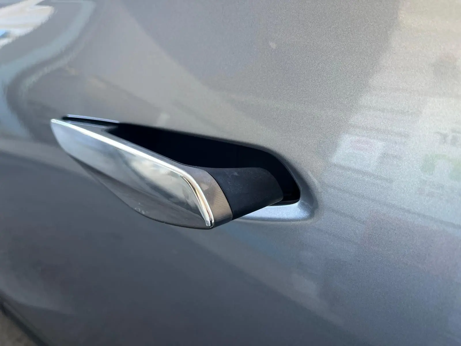 Poignée de porte grise chromée en gros plan sur DS3 Crossback Performance Line 2022, finition métallisée.