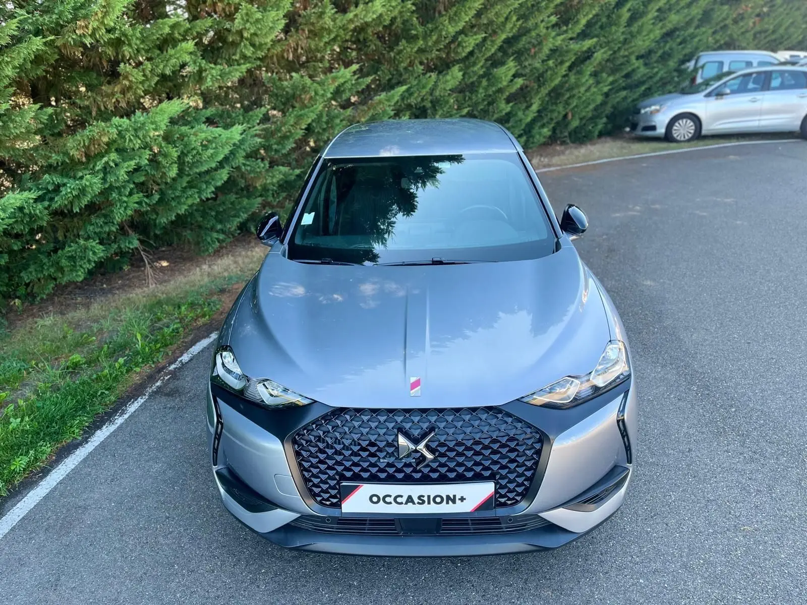 Vue avant d'un DS3 Crossback Performance Line gris métallisé avec calandre noire et feux LED distinctifs.