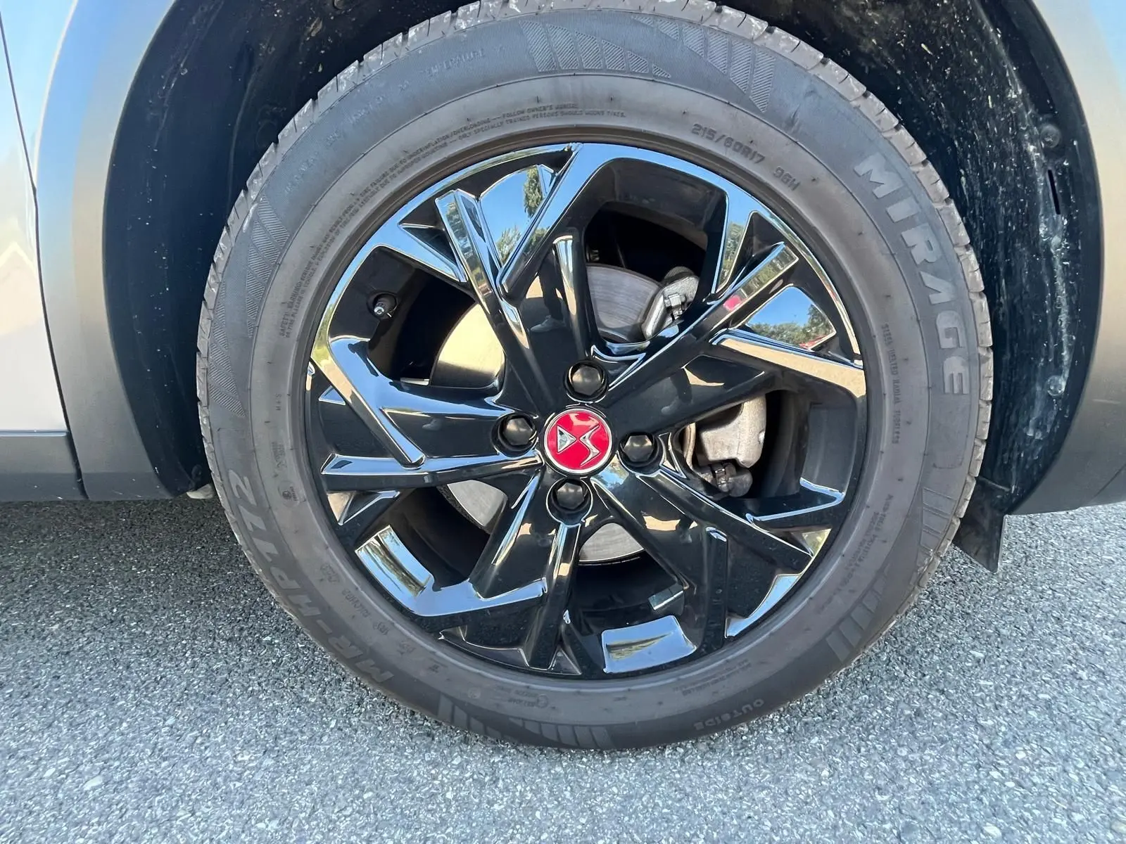 Gros plan sur la jante alliage noire 17" Dubai avec logo DS rouge sur DS3 Crossback Performance Line gris.