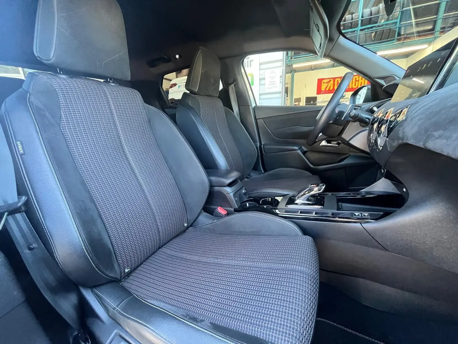 Vue intérieure côté conducteur du DS3 Crossback Performance Line 2022, sièges tissu et alcantara noirs.