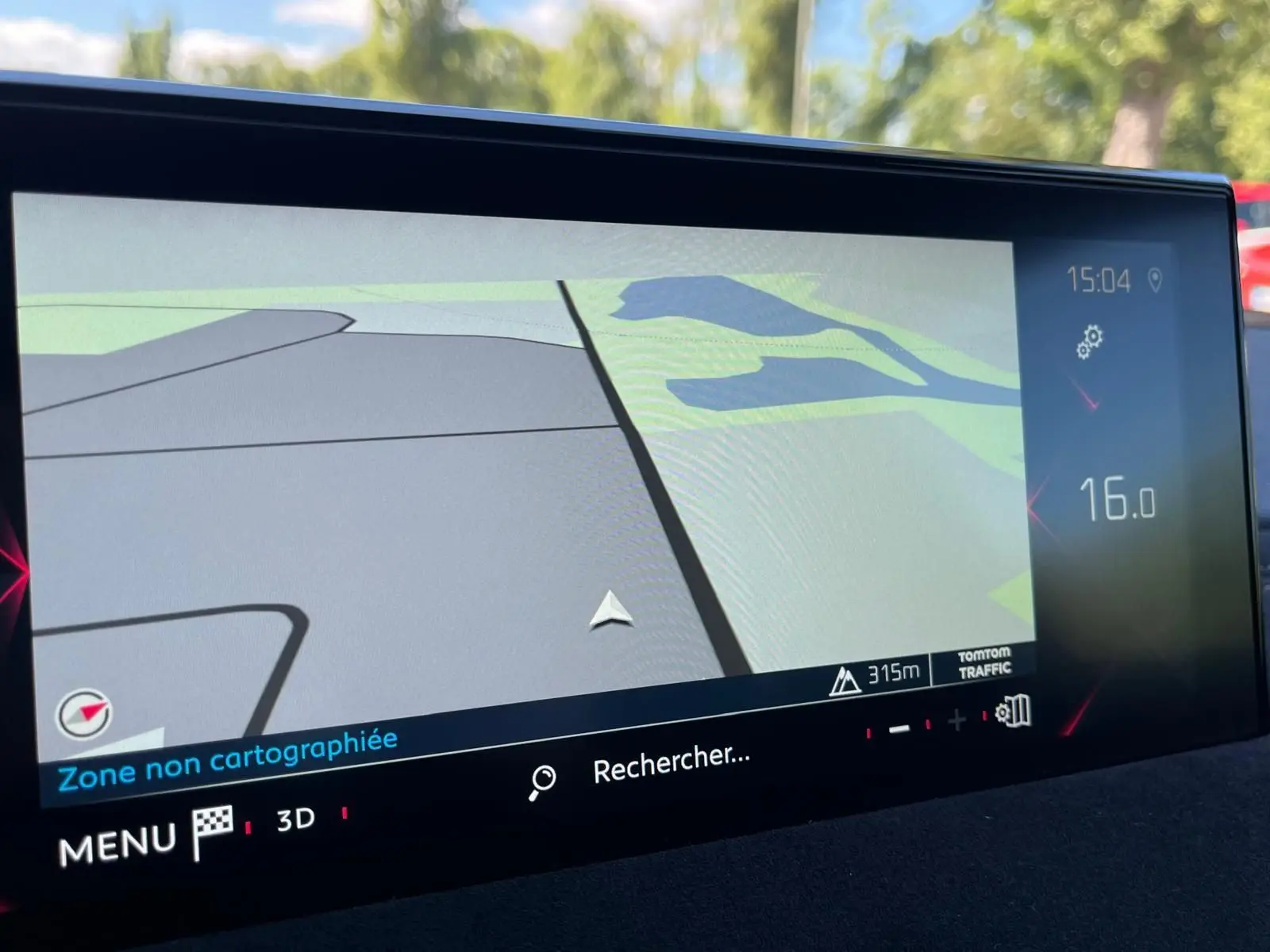 Écran tactile du système de navigation du DS3 Crossback Performance Line, affichant une carte en 3D.