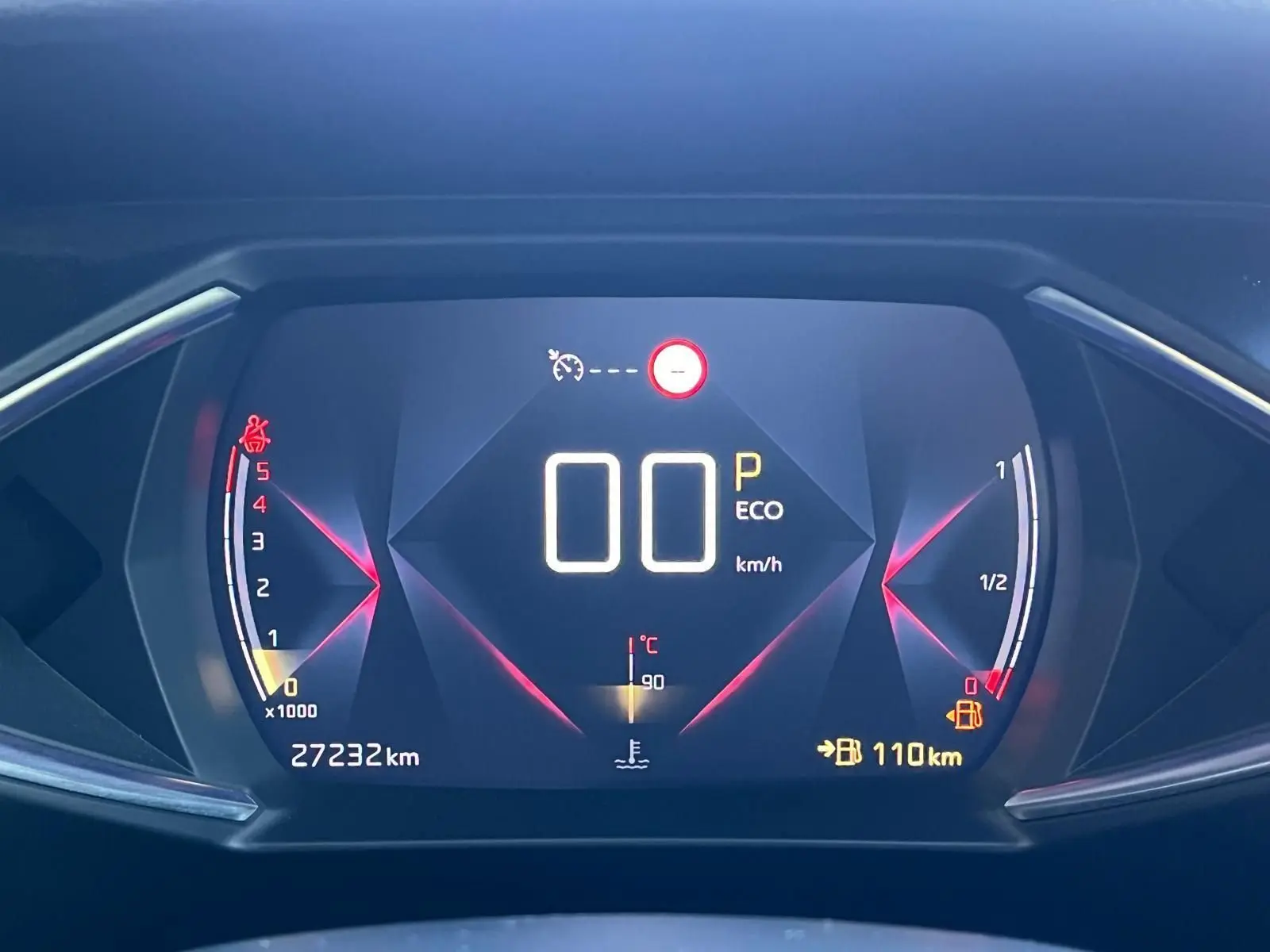 Tableau de bord numérique du DS3 Crossback Performance Line affichant vitesse zéro et jauges moteur et carburant.