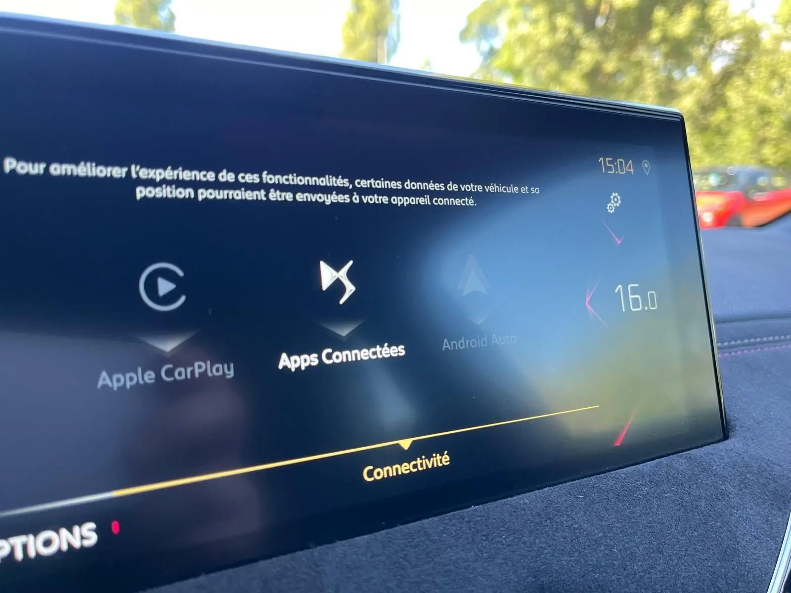 Écran tactile du système multimédia du DS3 Crossback Performance Line gris, affichant les options de connectivité.