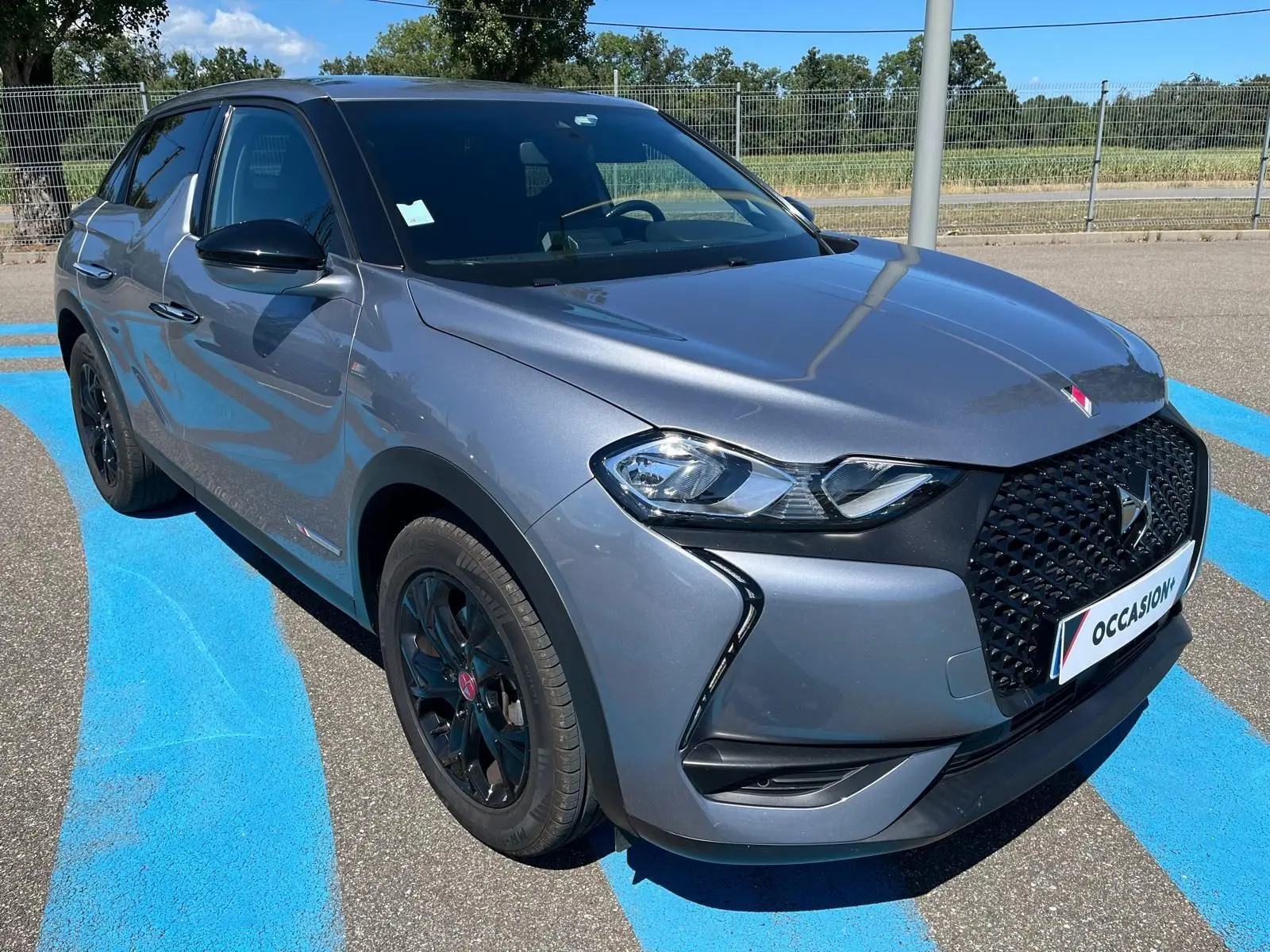 DS3 Crossback Performance Line grise vue 3/4 avant droit, avec calandre noire et jantes alliage noires 17 pouces.