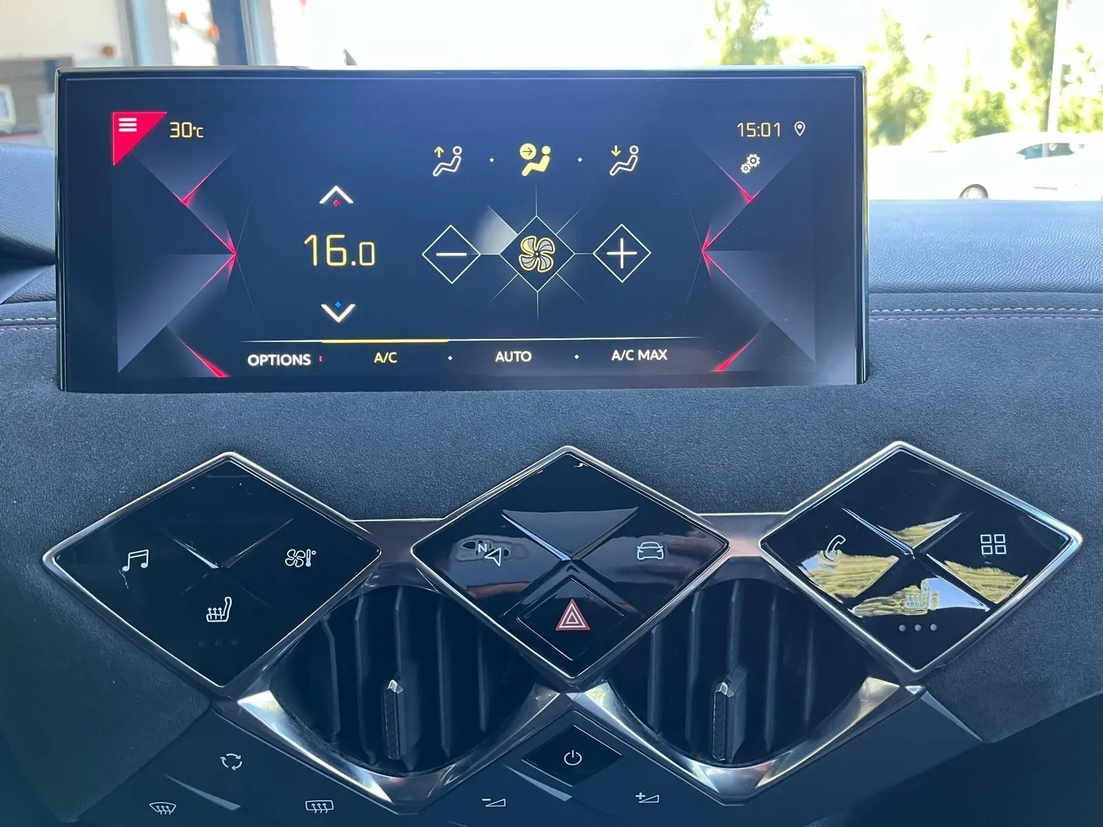Vue rapprochée de la console centrale du DS3 Crossback Performance Line 2022, avec écran tactile et commandes en losange.