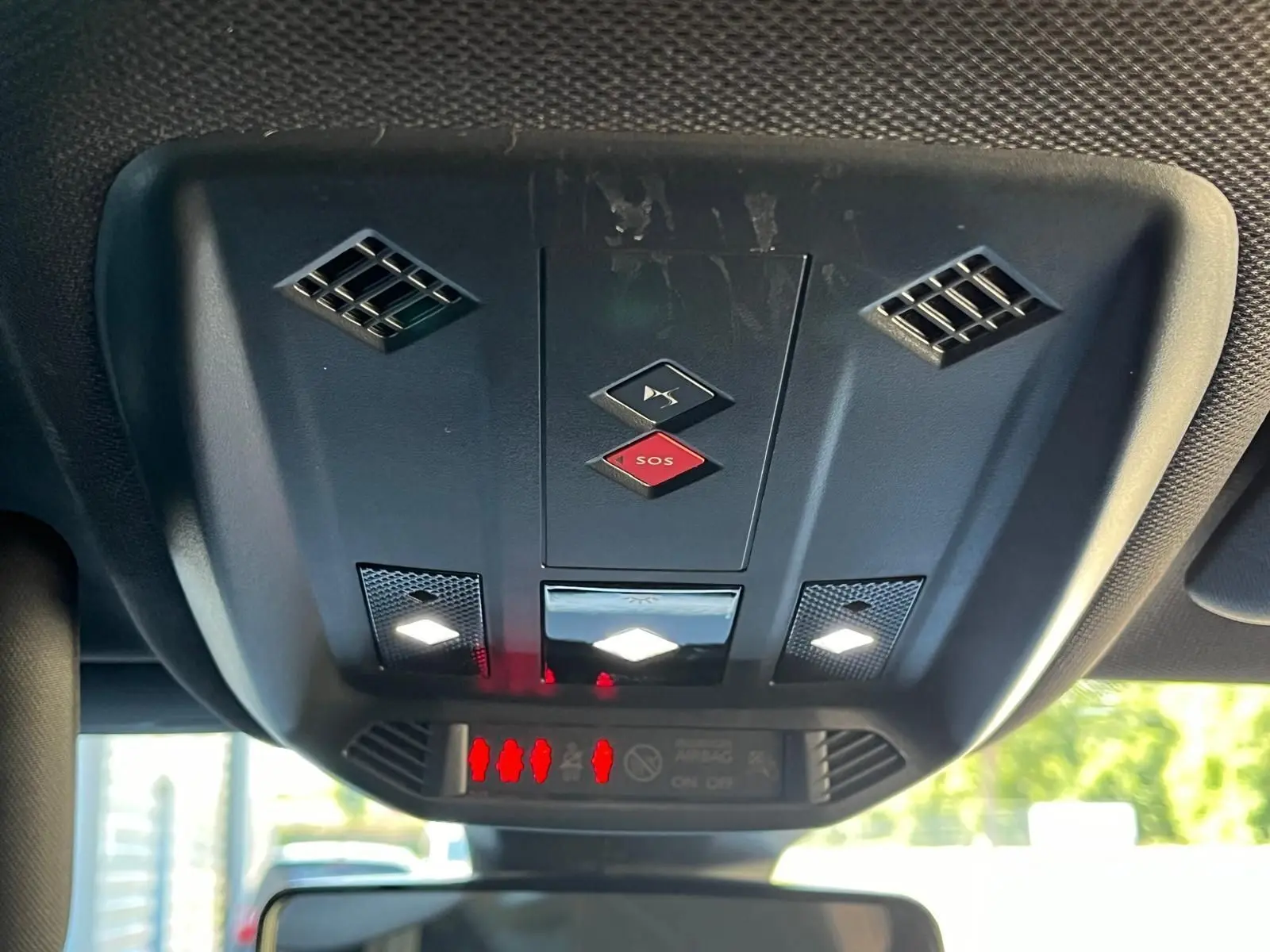 Vue intérieure du plafonnier noir avec boutons SOS et éclairages LED dans un DS3 Crossback Performance Line 2022.