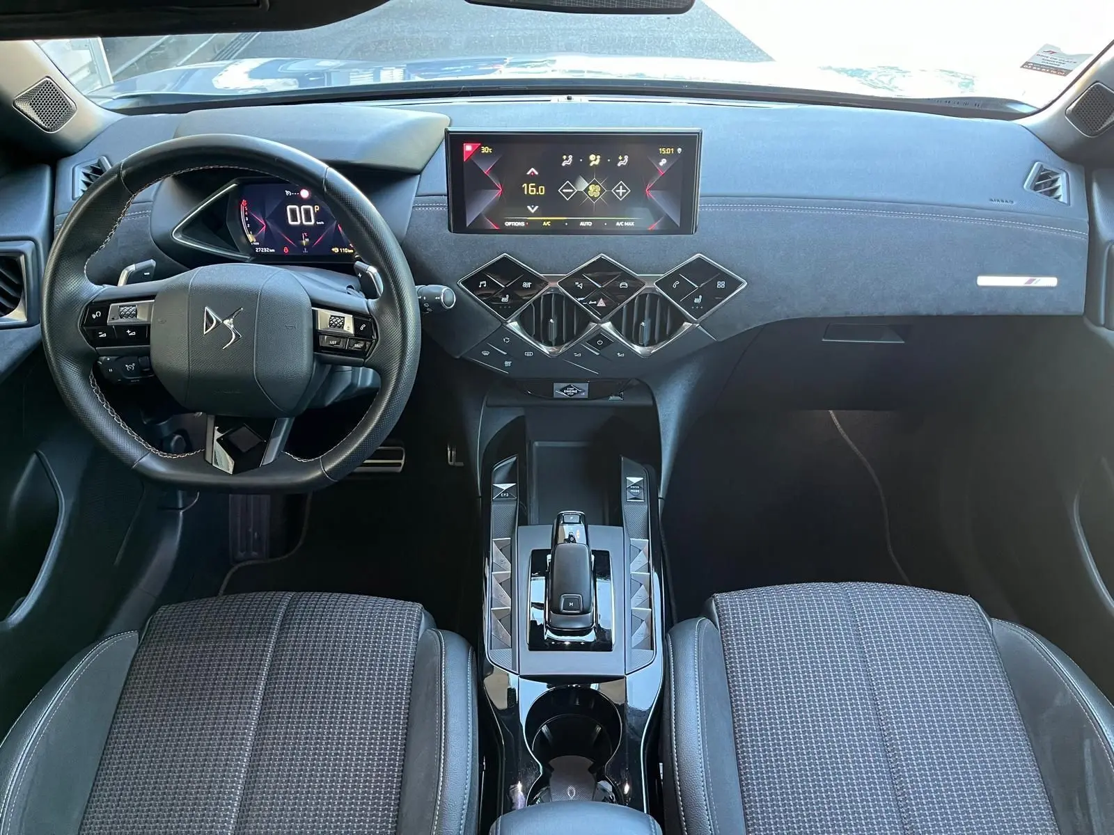 Vue intérieure avant du DS3 Crossback Performance Line 2022, tableau de bord noir avec écran tactile et volant DS.