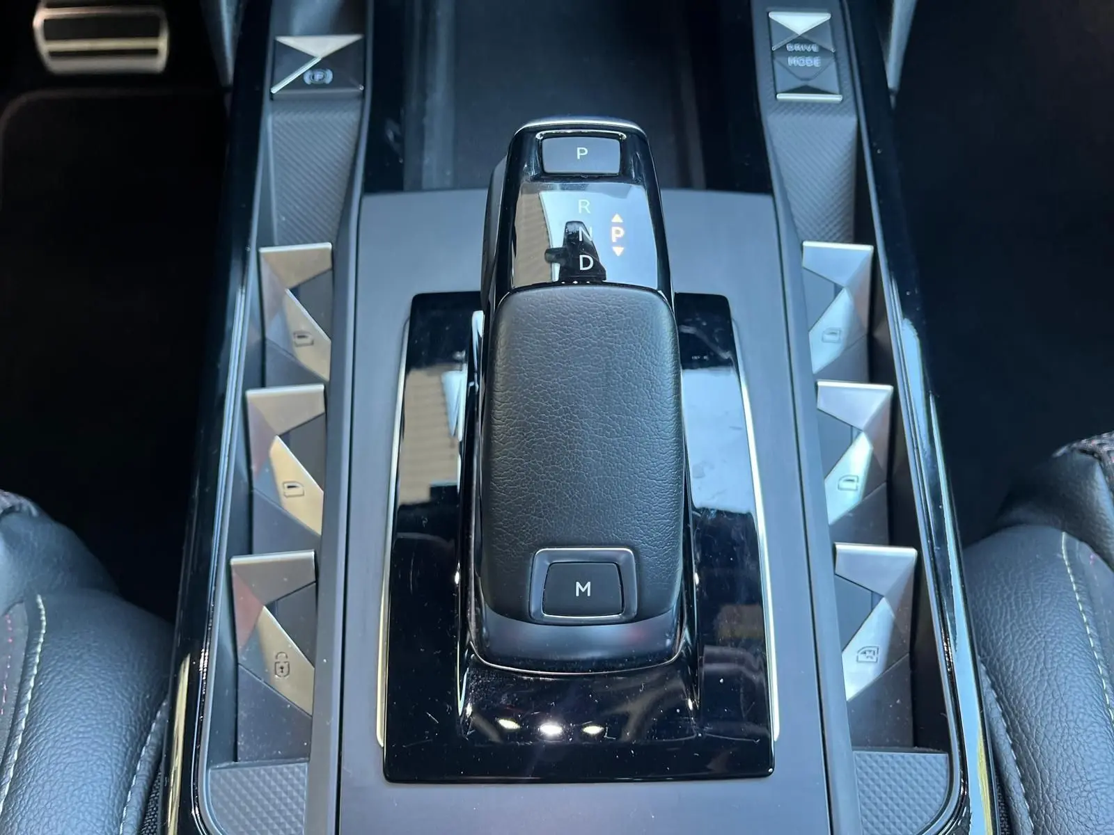 Le levier de vitesse automatique noir du DS3 Crossback Performance Line 2022 vu de dessus, entouré de boutons triangulaires.