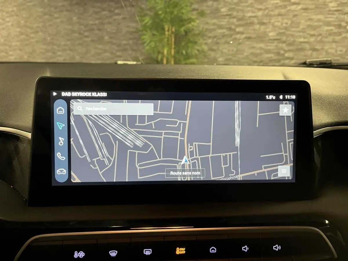 Écran tactile central affichant la navigation GPS dans l'habitacle d'une MG3 blanche 2024.