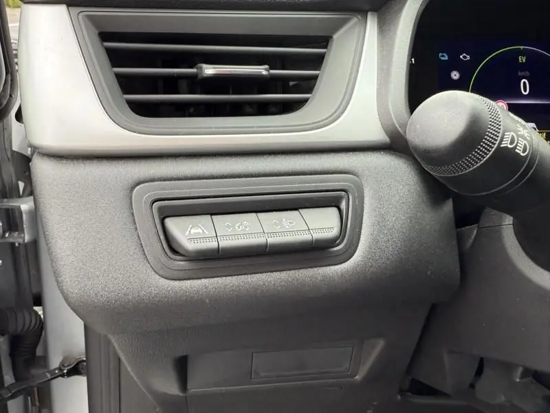 Détail des commandes situées à gauche du volant dans un Renault Captur E-Tech 145 Zen gris métal 2022.
