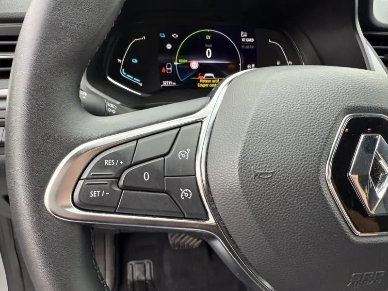 Gros plan sur le volant côté gauche du Renault Captur E-Tech 145 Zen 2022, avec commandes de régulateur et tableau de bord numérique.