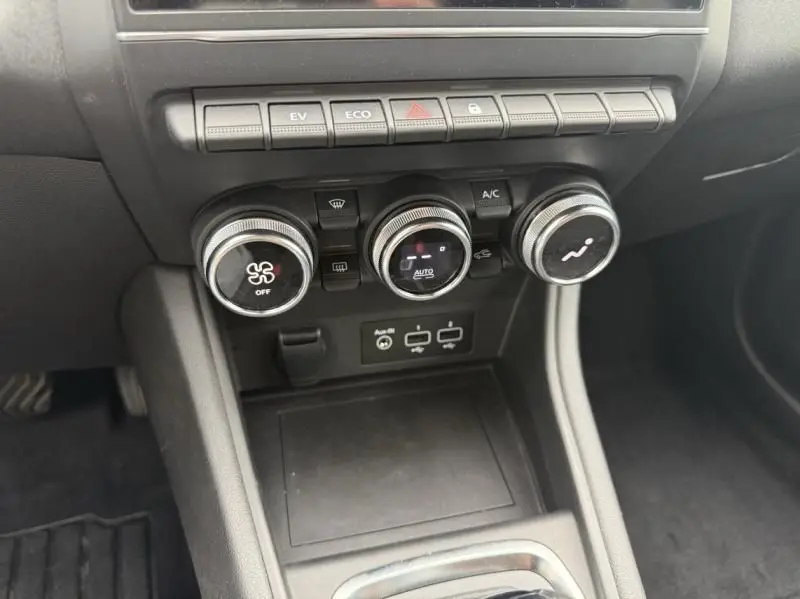 Gros plan sur la console centrale du Renault Captur E-Tech 145 Zen 2022, montrant les commandes de climatisation et boutons fonctionnels.