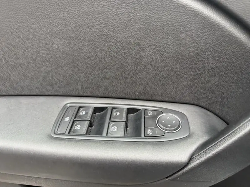 Commande des vitres électriques et réglage des rétroviseurs côté conducteur dans une Renault Captur gris métal E-Tech 2022.