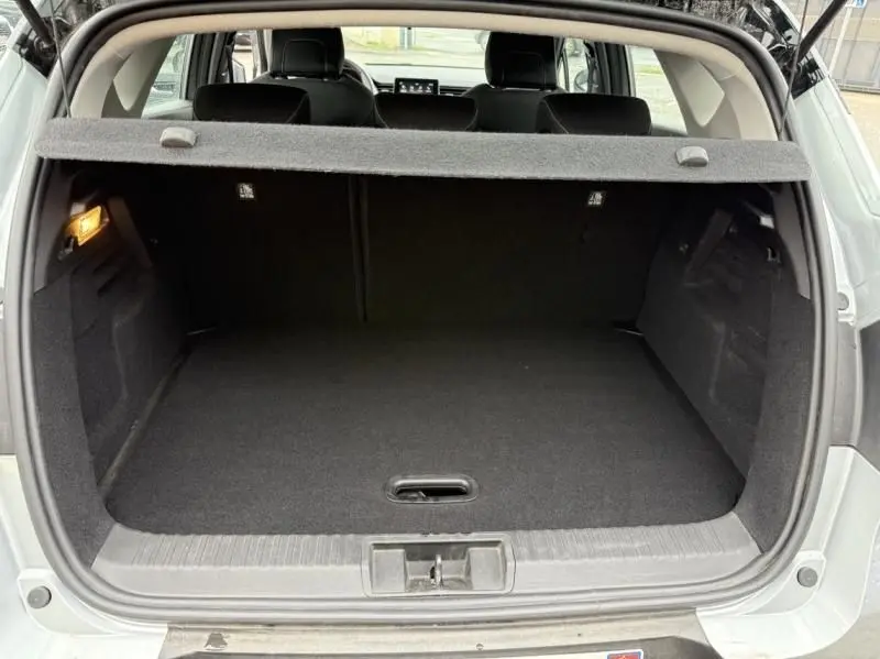 Coffre ouvert du Renault Captur E-Tech 145 Zen gris métal 2022, vue arrière montrant l'espace de chargement vide.