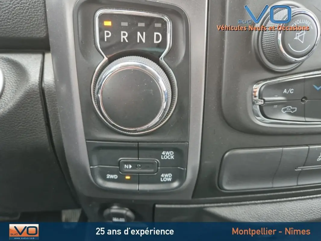 Gros plan sur la molette de boîte automatique et commandes 4WD du Dodge RAM Crew SLT Classic Black gris foncé 2022.