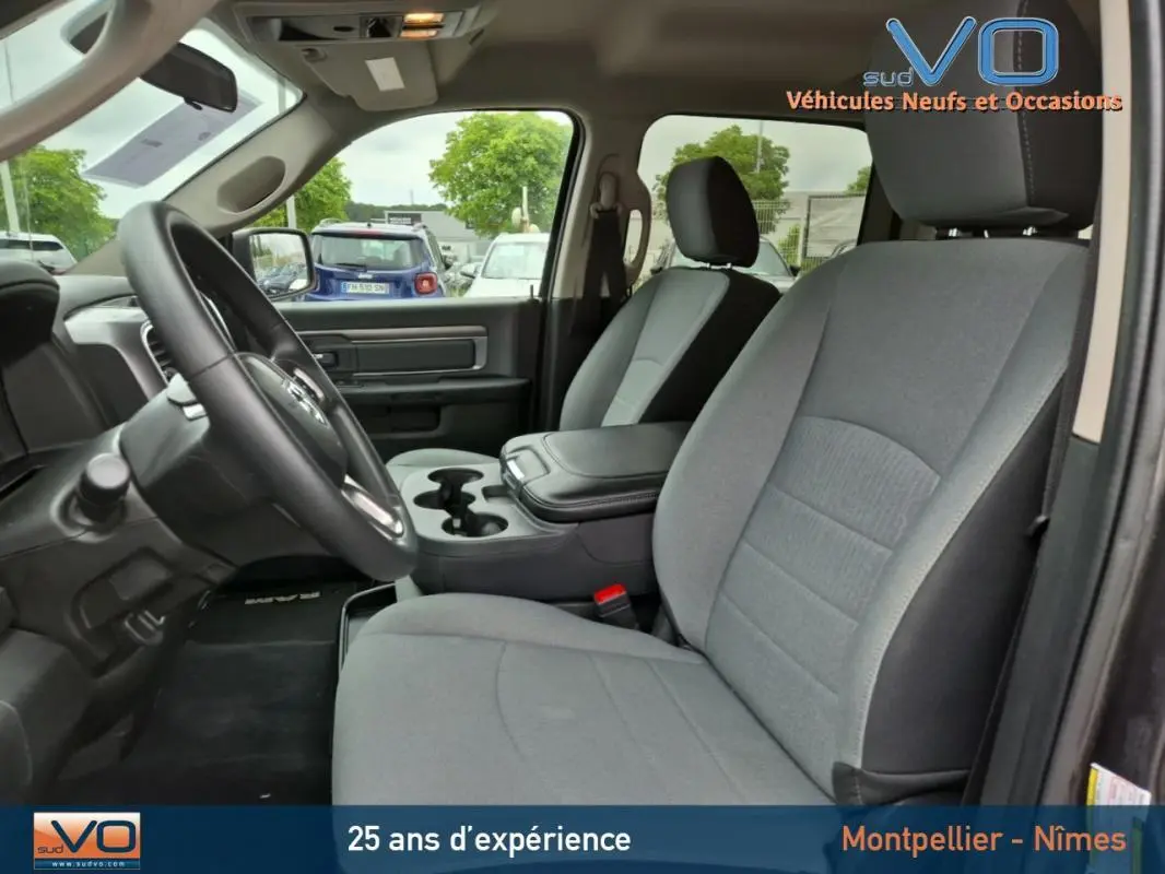 Intérieur avant du Dodge RAM Crew SLT Classic Black Package 2022, sièges gris et tableau de bord côté gauche visible.