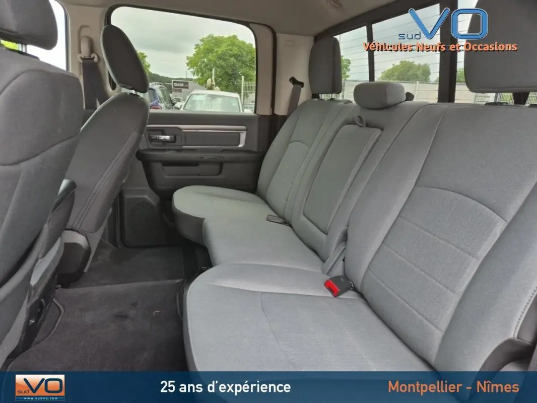 Vue intérieure côté droit du Dodge RAM Crew SLT Classic Black Package 2022, sièges arrière gris foncé en tissu.