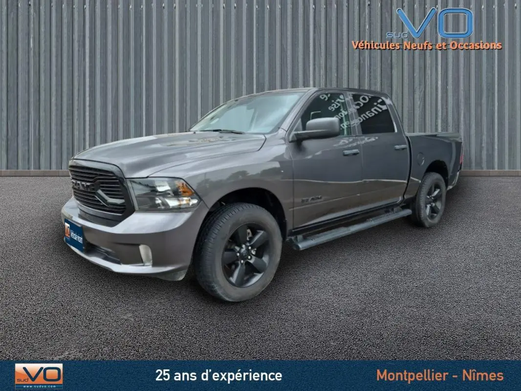 Dodge RAM Crew SLT Classic Black Package gris foncé, vue 3/4 avant droit, jantes noires et calandre sombre.