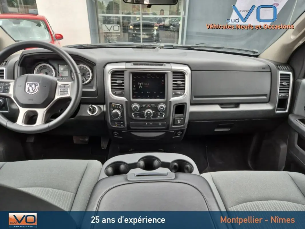 Vue intérieure frontale du tableau de bord et volant du Dodge RAM Crew SLT Classic Black Package gris foncé 2022.