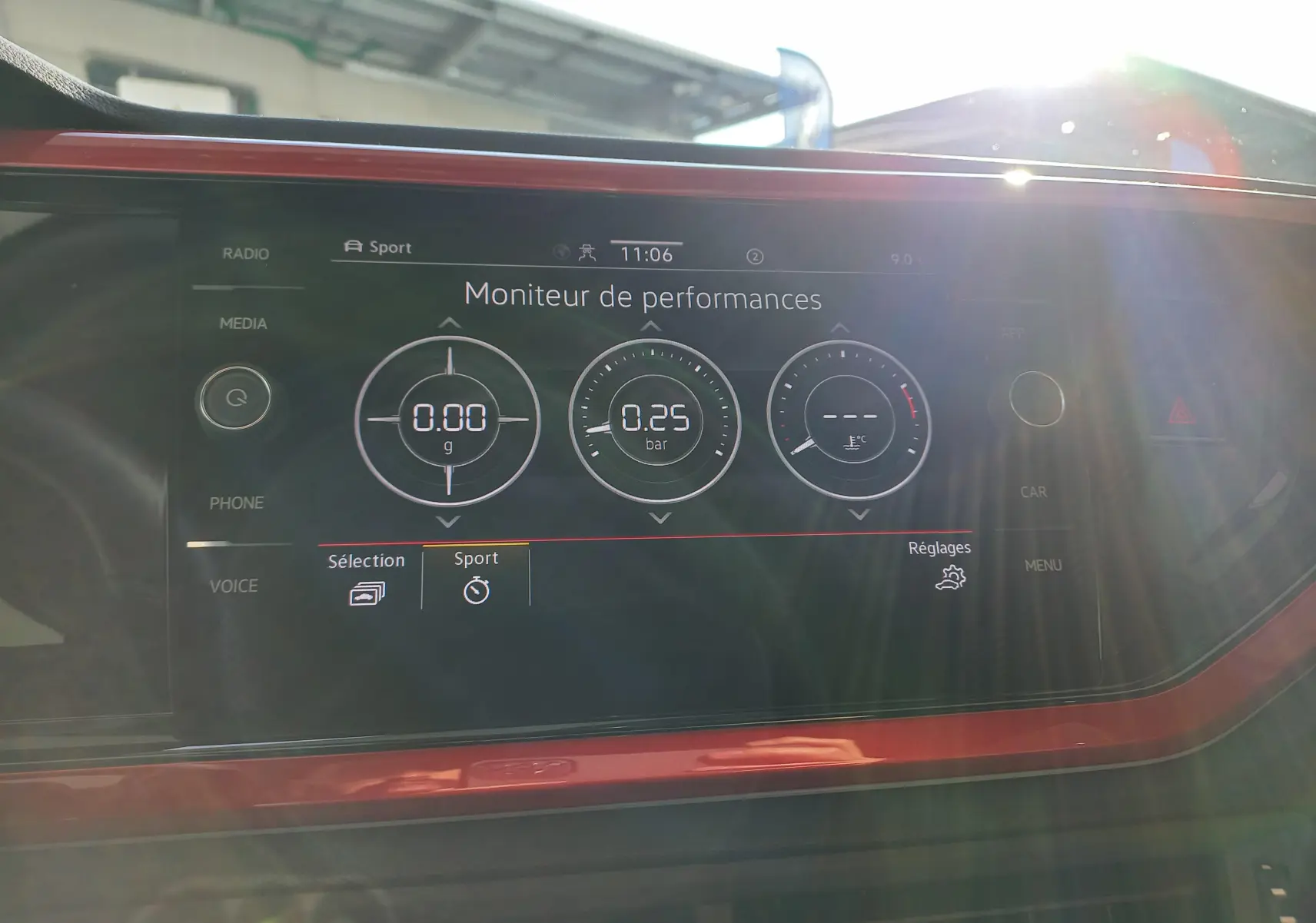 Écran central du tableau de bord de la Volkswagen Polo GTI 2024 affichant le moniteur de performances en mode Sport.