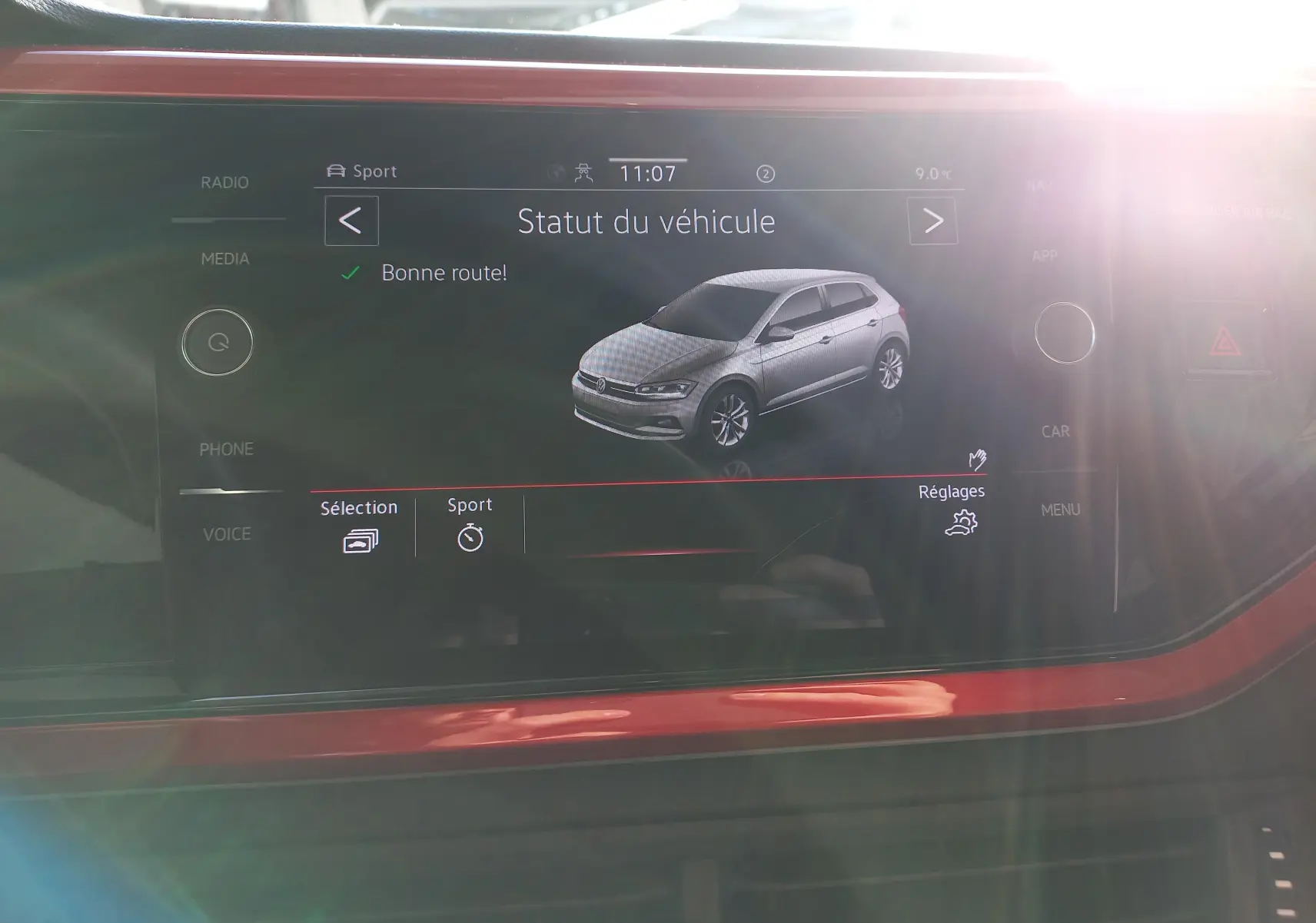 Écran central affichant une vue 3/4 avant d'une Volkswagen Polo blanche avec toit noir en mode Sport.