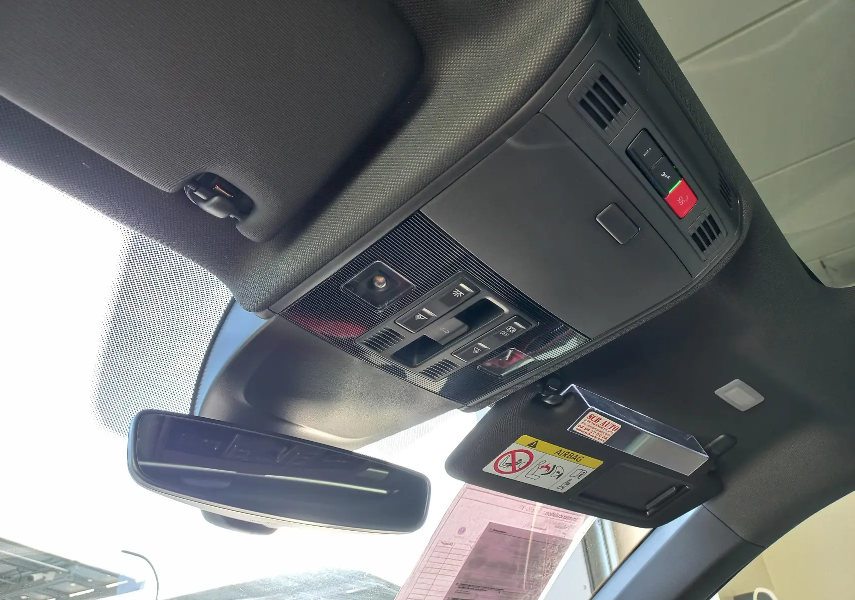 Vue intérieure du toit noir avec panneau de commandes et rétroviseur de la Volkswagen Polo GTI 2024.