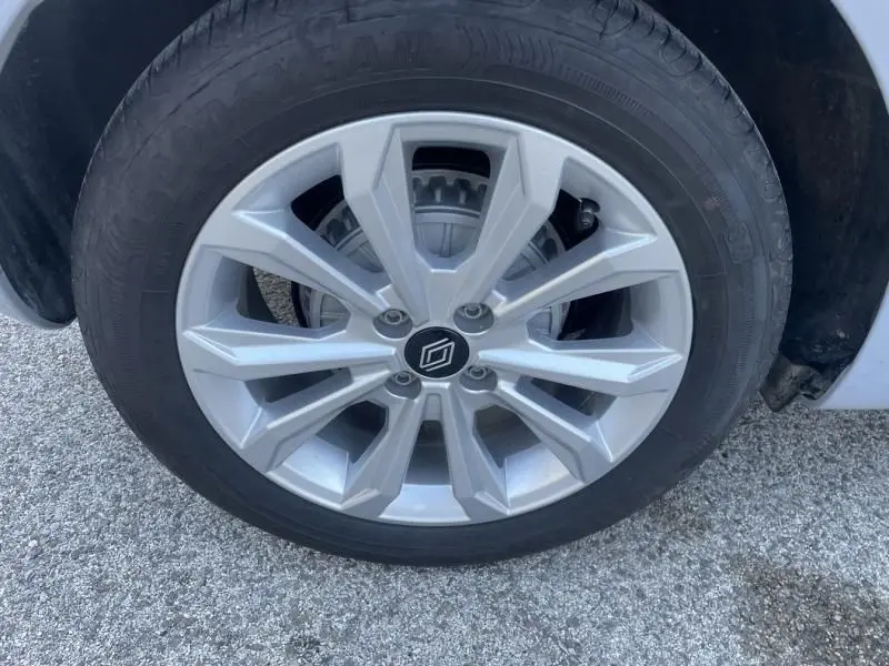 Gros plan sur la roue avant droite de la Renault Clio V DCI 100 Evolution gris métal avec jante alliage distinctive.